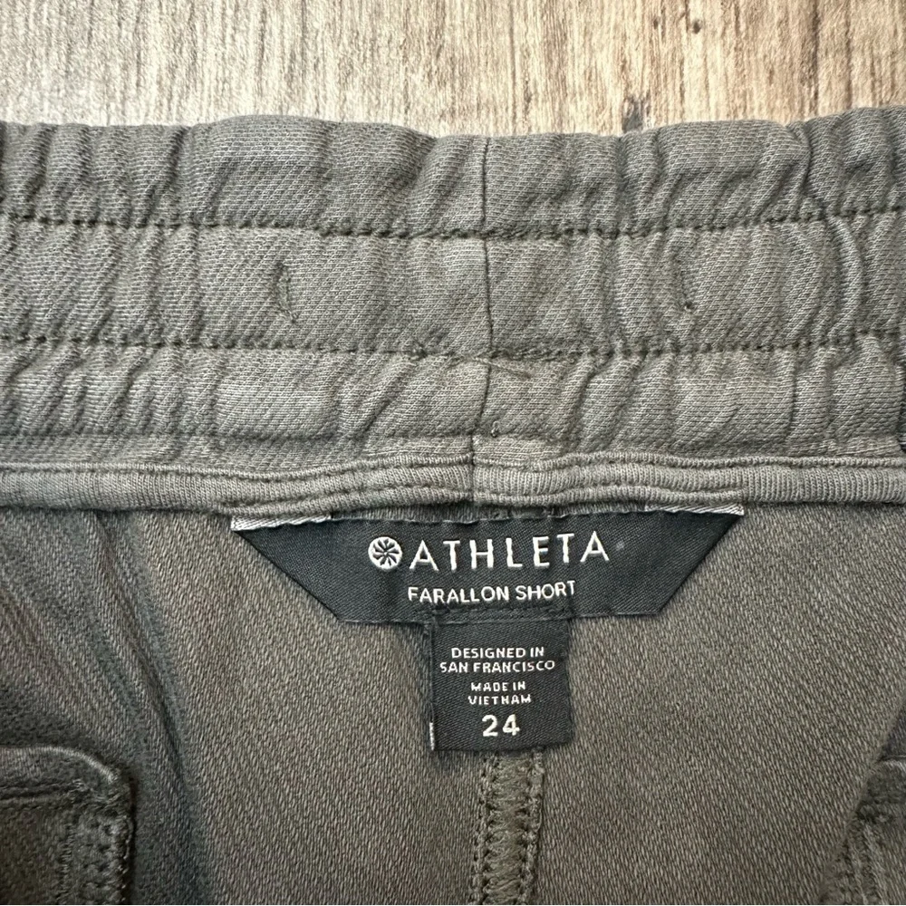 Athleta Farallon Breathable Shorts Women’s Size 24 Cypress Green